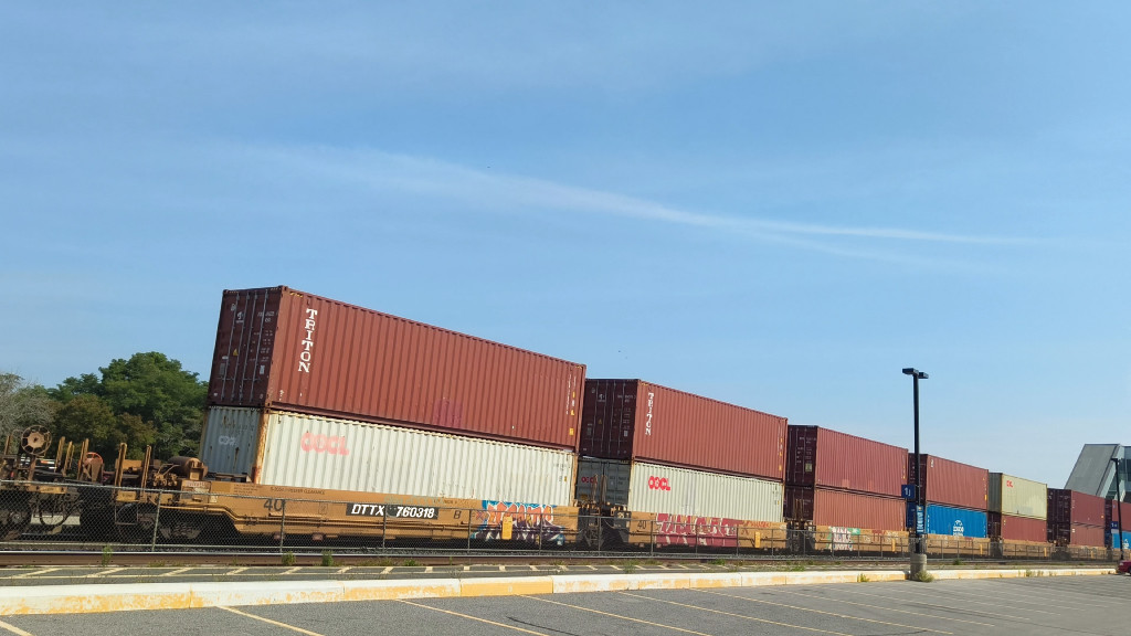 DTTX 760318 (5 Section Well Car Altogther)